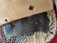 Видно, выломанные гайки и трещины в сиденье.